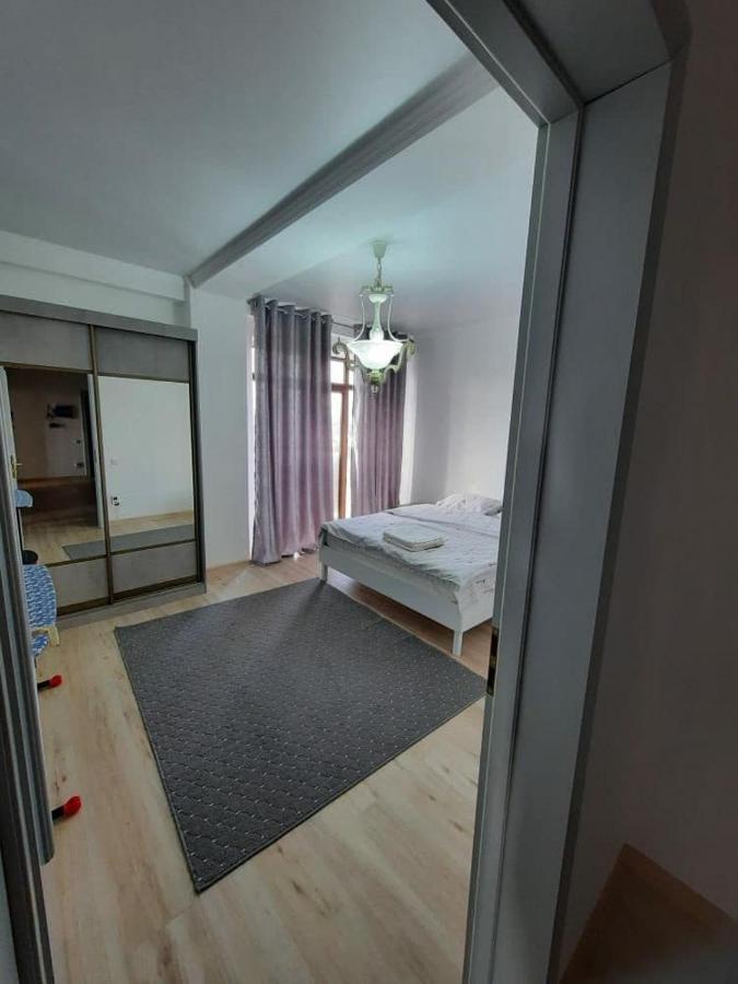 Diplomat - 2 Lägenhet Bishkek Exteriör bild