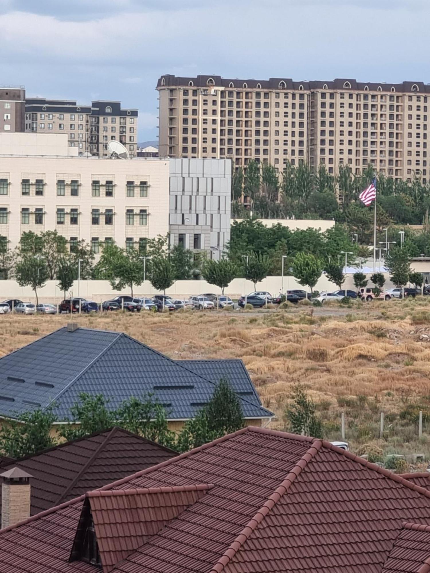 Diplomat - 2 Lägenhet Bishkek Exteriör bild